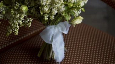 Sandalye üzerinde sarı çiçek