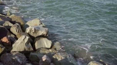 dalgaların çakıl plajı