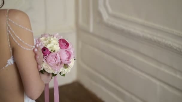 美丽的女人新娘穿白色连衣裙，住在一起的花束 — 图库视频影像