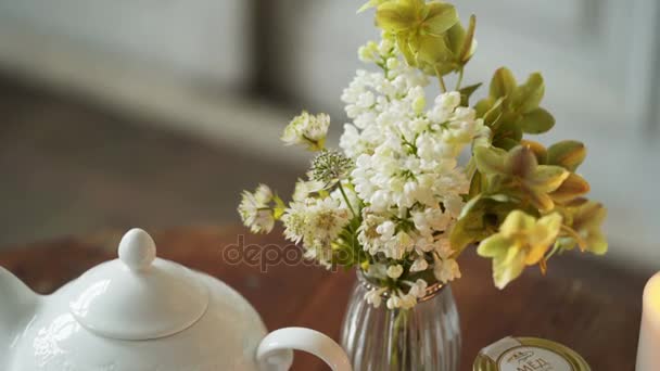 Blumenstrauß auf dem Tisch — Stockvideo