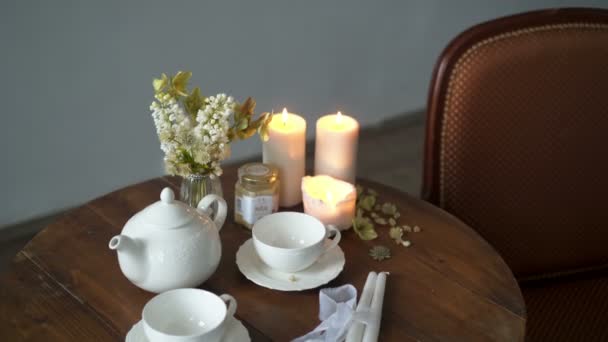 茶壶和桌上的杯子 — 图库视频影像