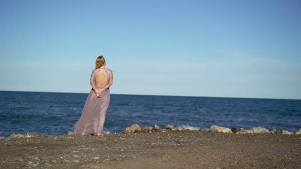 年轻的金发女子，穿着附近海 — 图库视频影像