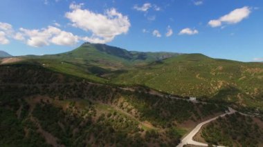 Güneşli bir gün, dağlar