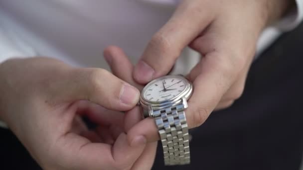 Człowiek sobie zegarki na rękę — Wideo stockowe