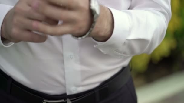 Man met pols horloges — Stockvideo