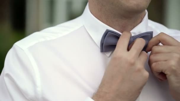 Hombre con corbata — Vídeo de stock