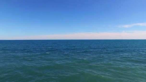 Море в солнечный день — стоковое видео