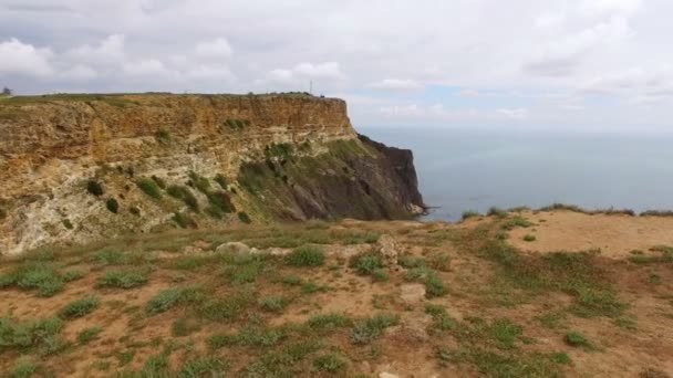 Rotsachtige kust van de Zwarte Zee — Stockvideo