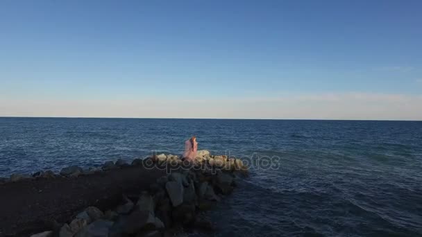 Young blonde woman in dress near sea — Stock Video
