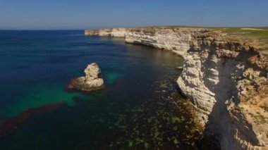 deniz ve kayalık plaj