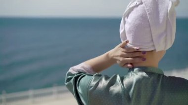 Bornoz balkonda genç kadın