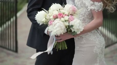 Gelin ve damat buketle