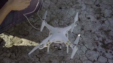 Feodosya, Crimea - 18 Mayıs 2017: quadcopter kapalı almak için hazırlanıyor adam