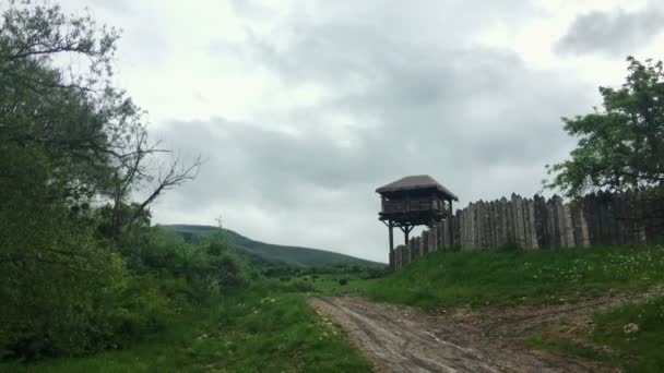 Средневековая деревянная крепость — стоковое видео