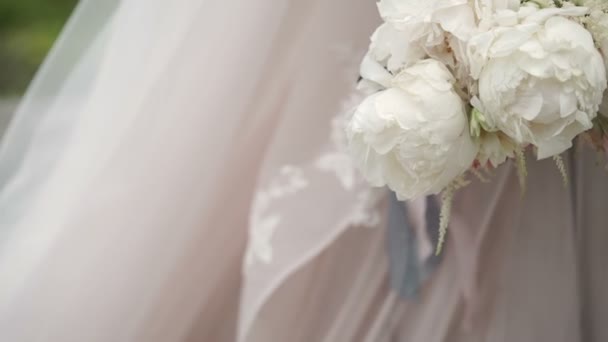 Bride with bouquet — Stock Video