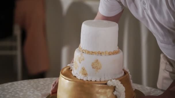Vita och gyllene bröllopstårta — Stockvideo
