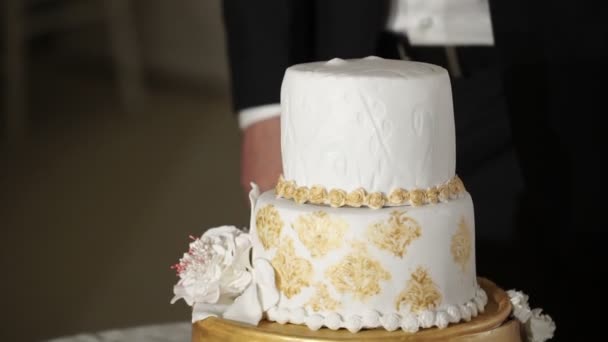 Pastel de boda blanco y dorado — Vídeo de stock