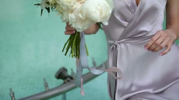 Junge Frau sitzt mit Blumenstrauß — Stockvideo