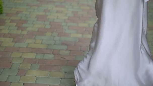 Mujer joven en vestido y zapatos camina y dando vueltas — Vídeos de Stock