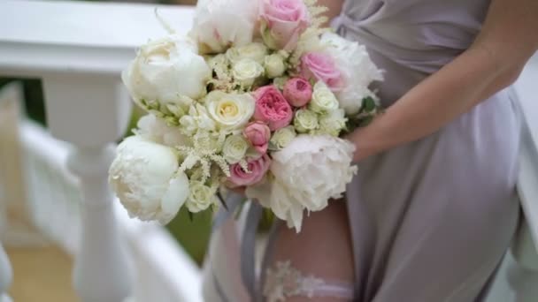 Young woman sitting with bouquet — Stock Video