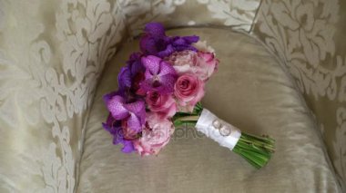 sandalyede gelin buketi