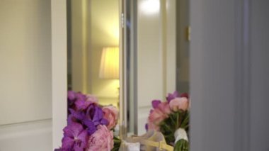 sandalyede gelin buketi