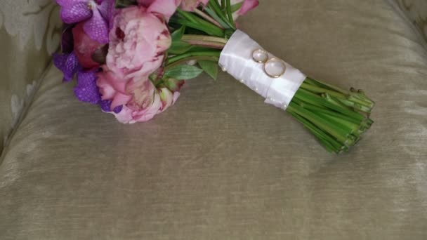 Bouquet nupcial en silla — Vídeos de Stock