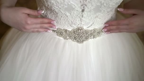Novia tocando el cinturón de diamantes de imitación en su vestido — Vídeos de Stock