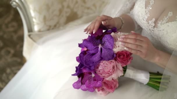 Mariée assise sur une chaise avec bouquet — Video