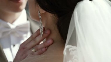 Kucaklayan genç Düğün çifti