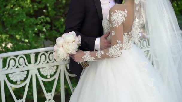 Mladý svatební pár — Stock video
