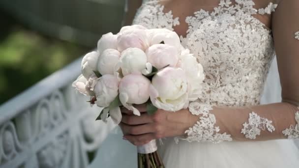 Unrecognizable bride with bouquet — Stock Video