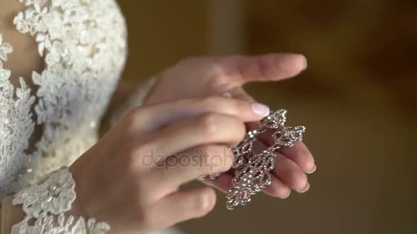 Невеста с серьгами в руке — стоковое видео