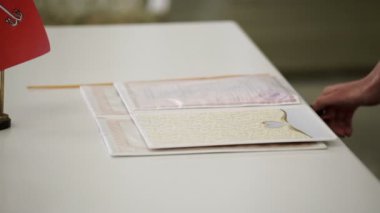 Bir tablo üzerindeki belgeler