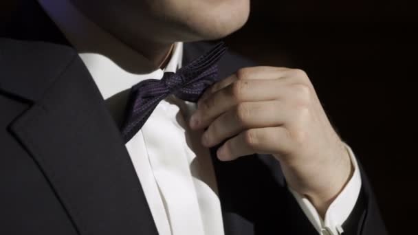 Man met bowtie — Stockvideo