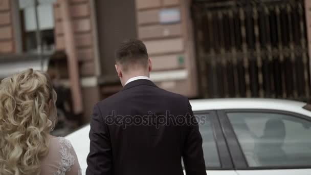 新郎打开车门，为他的新娘 — 图库视频影像