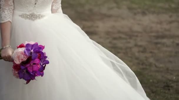 Unrecognizable bride with bouquet — Stock Video