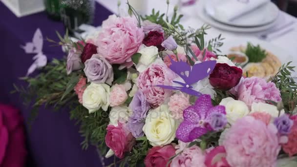 Blommor dekoration på festen — Stockvideo