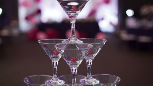 Decoración en una fiesta y pirámide de champán — Vídeo de stock