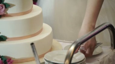 Gelin ve damat düğün pastasını kesiyor
