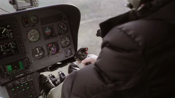 Pilot im Hubschrauber — Stockvideo