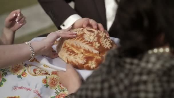 Noiva e noivo quebrando pão de casamento tradicional — Vídeo de Stock