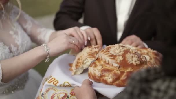 Mariée et marié rompant le pain traditionnel de mariage — Video
