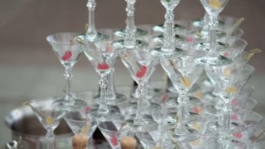 Piramit şampanya ile gözlük