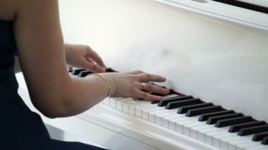 Kadın oynarken beyaz piyano