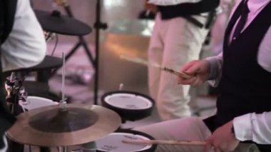 Perküsyon konser oynamaya davulcu