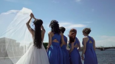 Gelin ve nedimeleri yat üzerinde