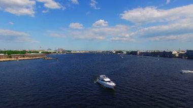 Lüks Yat bir şehir nehir ile yeni evliler