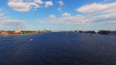 Saint-Petersburg hava görünümünü Neva nehrinde