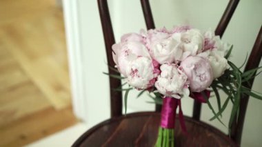 Düğün buketi sandalyede